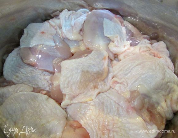 ...на него уложить плотно кусочки курочки. 