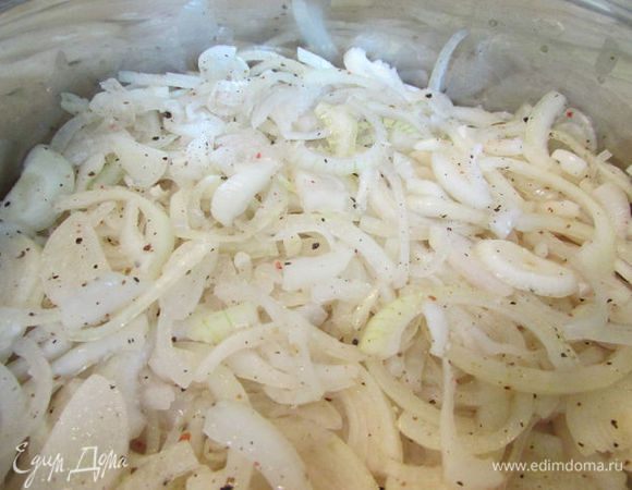 На курочку подготовленный лук. Закрываем кастрюлю плотно крышкой и ставим на очень медленный огонь. Курочка готовится 1 час 10 минут.