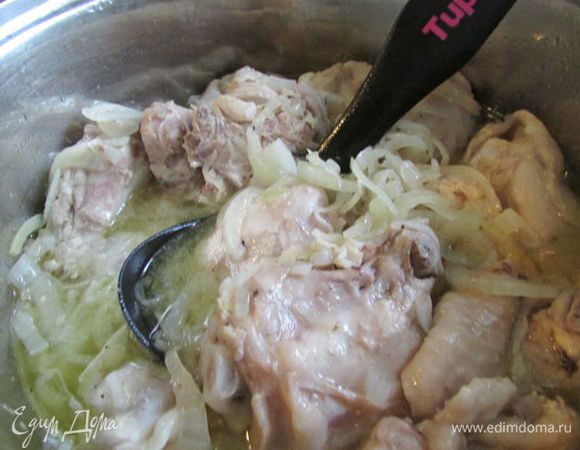 За 10 минут до готовности, открыть крышку и очень хорошо всё перемешать, можно попробовать на вкус, если нужно добавьте соль. Через десять 10 минут – всё, курочка в собственном соку готова! Наслаждайтесь! 