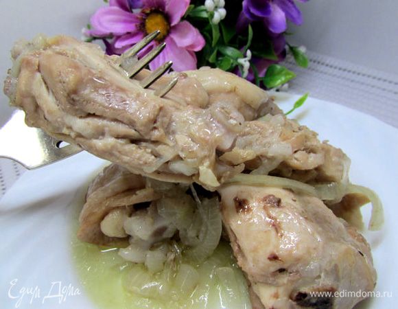 Курочку выложите на блюдо, подавайте с картофельным пюре, маринованными огурчиками и помидорчиками. А, вообще, гарнир может быть любым. 
Приятного аппетита!