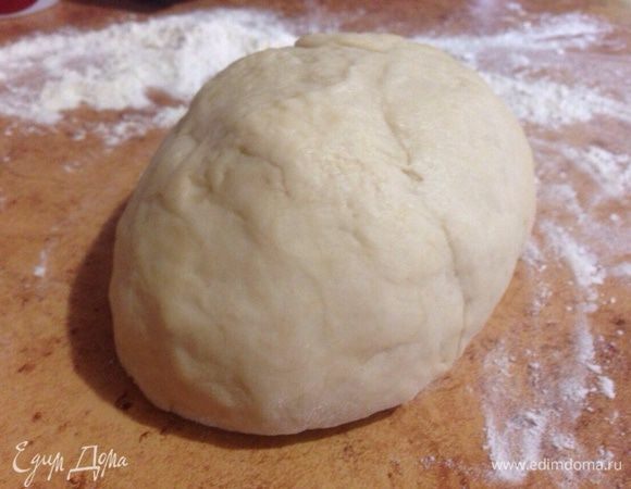 Готовому тесту дать минут 5 отдохнуть,и сразу приступить к лепке пирожков.