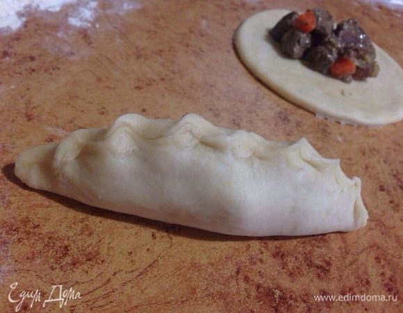 Хорошо защипнуть края.