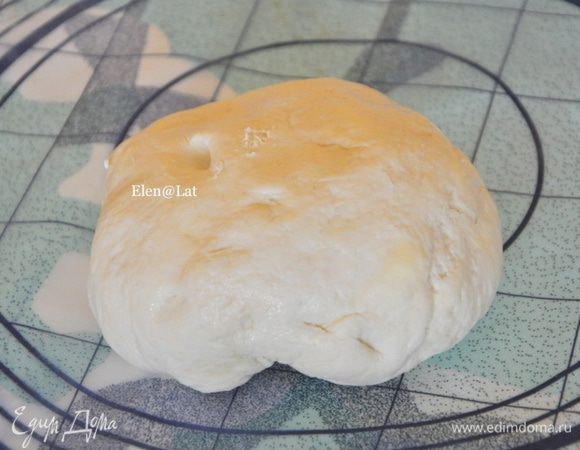 Замесить тесто из вышеперечисленных ингредиентов и убрать в холодильник не менее чем на 3 часа. У меня оно стояло ночь.