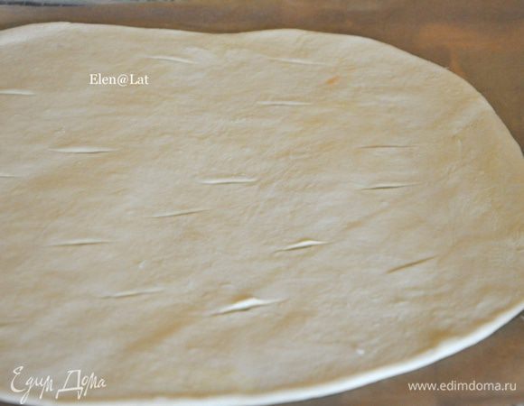 Охлажденное тесто достать и разделить на две части. И каждую часть раскатать так, чтобы можно было в последствии вырезать из него круг диаметром 28см. Наколоть вилкой или ножом и выпекать в заранее разогретой до 200С духовке  20-35 минут до готовности.