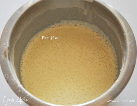 Готовим крем. Для него вскипятить 2 стакана молока  с сахаром. Третий стакан молока взбить с яйцами. Добавить муку и крахмал. Перемешать до однородности. 