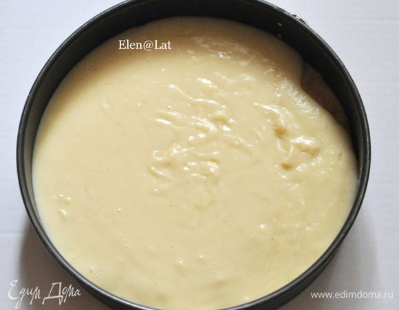 Теперь собираем пирог. Один корж положить в форму 28см на него сразу же вылить горячий крем. Отложив 2 ст.л крема для верха.