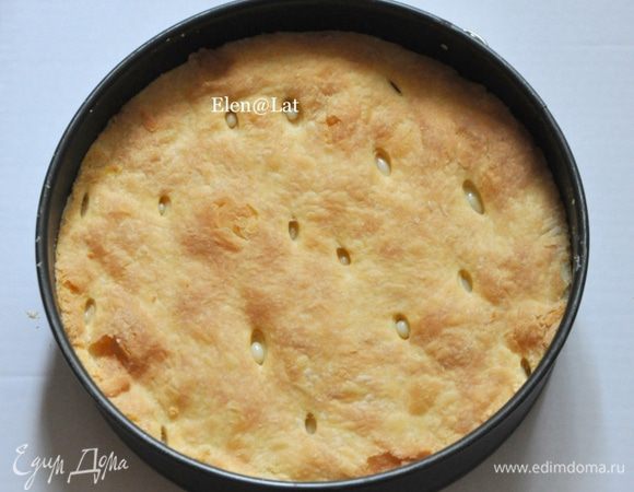 На горячий крем уложить второй корж. 