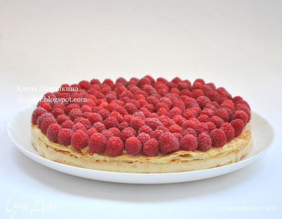 На остывший пирог уложить плотно малину. 