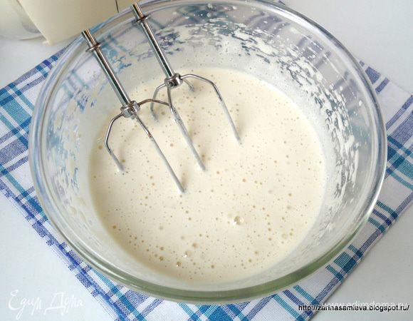 Яйца  не разделяя на белки и желтки взбить с коричневым сахаром в густую пену. Взбивать не менее 3- 5 минут, масса должна стать пышной и вязкой.

