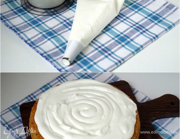 Собираем торт: Крем – чиз поместить в кондитерский мешок с круглой насадкой и по спирали выдавить его на поверхность бисквита. Так же, можно обойтись без кондитерского мешка, просто выложить  крем –чиз ложкой  на поверхность бисквита.
