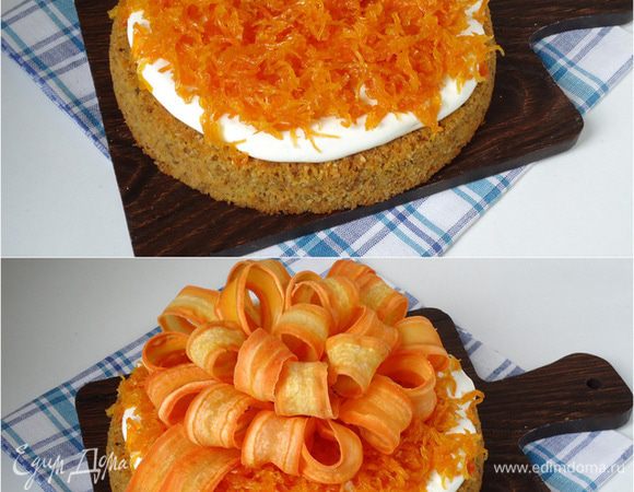 Поверх крема выложить морковный джем. Далее, поверх джема собрать бант. Две пластины я не стала сворачивать в форму капли, а оставила их прямыми, имитирующие спускающиеся концы банта. 