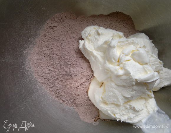 Соединяем с холодной сметаной. Через 3-5 минут взбиваем миксером