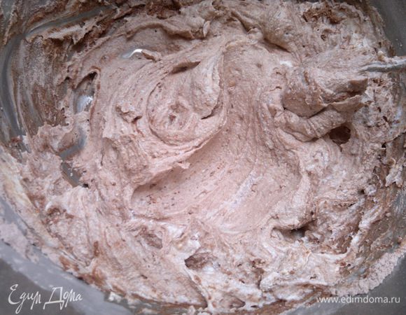 До получения пышной массы.