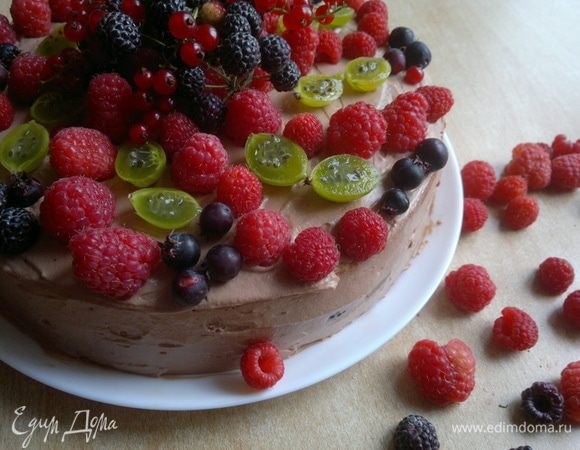 Накрываем другим бисквитным коржом. Густо смазываем кремом и укладываем ягоды на торт. У меня получился вот такой летне-ягодный торт. Приглашаю на десерт всех! Угощайтесь!!!