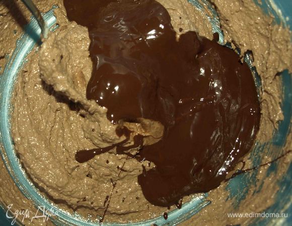 Шоколад  поломать на куски и растопить на водяной бане.  Соединить шоколад и масло. Размешать. 