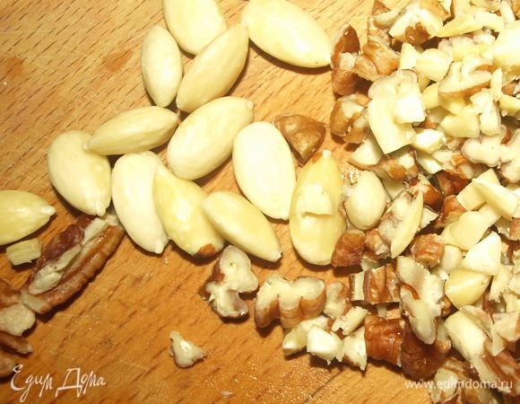 Миндаль бланшировать, очистить. Миндаль,  орехи пекан порубить ножом. 