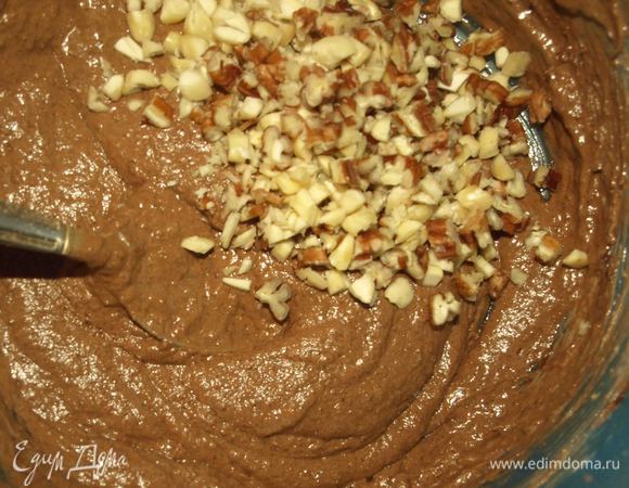 Добавить в яично-масляную смесь и перемешать. Равномерно распределяя орехи.