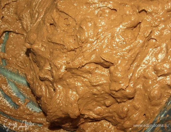 Муку просеять и соединить с яично-масляной массой. Перемешать до однородной массы
Выкладываем тесто в форму и отправляем в заранее разогретую духовку до 180 градусов и выпекать 40 минут. Проверить готовность бамбуковой палочкой. 
