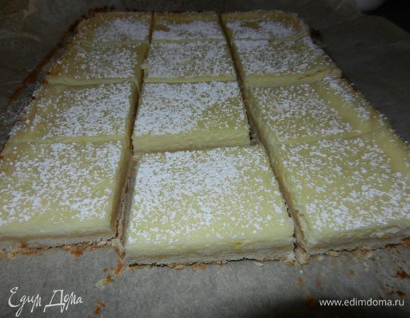 При подаче присыпать сахарной пудрой и разрезать на кусочки.
Совет: чтобы легко разрезалось, макать нож в горячую воду.