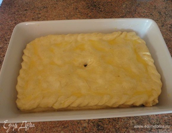 Приготовим начинку. Я частенько часть отваренных сухих грибов (по 150 г) замораживаю в контейнерах и при необходимости добавляю в картофель или к овощам. Вот и сейчас на сковороде разогрела масло, поджарила мелко нарезанный лук и добавила отваренные и нарезанные лесные грибы. Думаю, можно использовать любые грибы. Отдельно поджарила (2-3 минуты) нашинкованную капусту. Соединила все, посолила, поперчила по вкусу и оставила остывать.