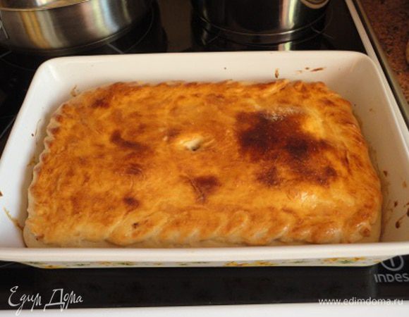 Мягкий маргарин смешала с кефиром, солью и содой. Если кефир кислый, можно соду и не гасить специально, если же нет, то смешать соду с соком лимона или любым уксусом. Я указала 300 г муки, но лучше подмешивать частями. Уйдет или меньше или больше муки, но тесто должно получится мягкое, нежное, чтобы только к рукам не приставало.