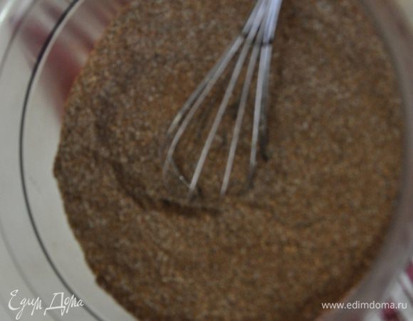 Добавить разрыхлитель и щепотку соли, сахар. Все перемешать.