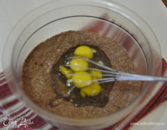 Добавить 4 яйца и снова перемешать венчиком до однородности. 