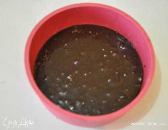 Пирог перелить в форму диаметром 18-20см и выпекать в заранее разогретой до 180С духовке 40-50 минут. Готовность проверить деревянной шпажкой.