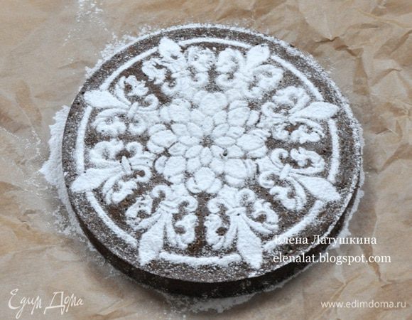 Готовый пирог остудить в форме, затем вынуть и посыпать сахарной пудрой. 