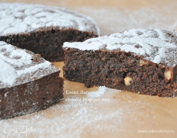 Пирог получается очень насыщенный во вкусу. Ярко выраженный вкус миндаля. Пирог получается влажный и вкусный! 
Приятного аппетита!!!