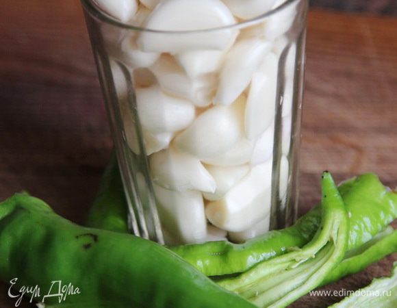 Чистим чеснок и перец.