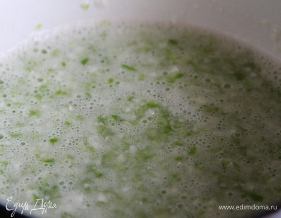 Отправляем в емкость измельченные чеснок и перец, добавляем сахар, соль, уксус и перемешиваем. Накрываем крышкой и оставляем настаиваться.