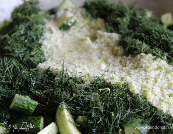 К огурцам добавляем укроп и маринад.