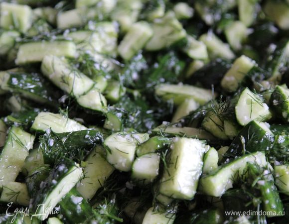 Снова хорошо вымешиваем и оставляем на 4 часа, периодически помешиваем, чтобы огурцы хорошо промариновались.