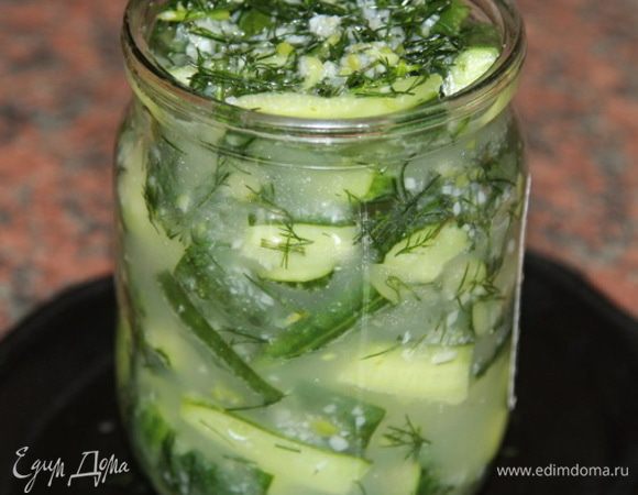 Берем стерилизованные баночки, раскладываем огурцы, уплотняем и добавляем маринад. Получается 9 баночек 0,5 литра. Но я в этот раз часто снимала пробу, поэтому получилось 8 баночек.