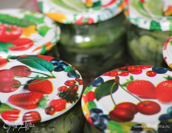 Накрываем крышками и ставим для стерилизации в таз с водой. как только вода закипит - стерилизуем баночки 0,5 л 10 минут, 1л - 20 минут.