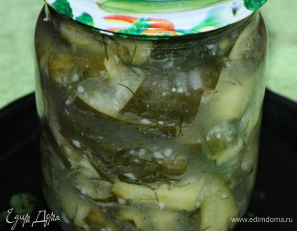 Простерилизованные баночки закатываем и оставляем остужаться до полного остывания. Салат бесподобный!