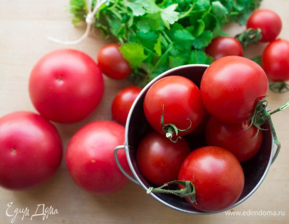 Помидоры помыть. У меня два сорта - красные и розовые...