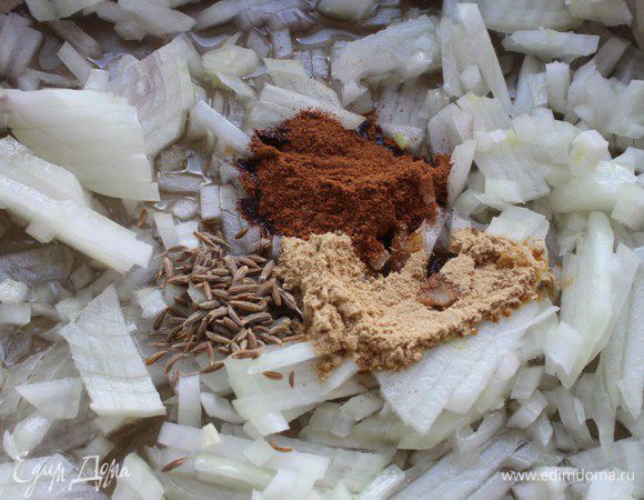 Лук порубить мелко. Разогреть оливковое масло, положить в сковороду лук, зиру, имбирь и корицу.
