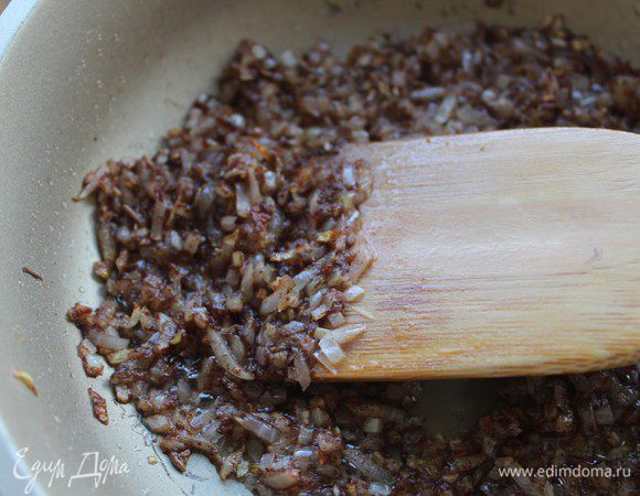 Обжаривать до золотистого цвета лука. Примерно 4-5 минут.
