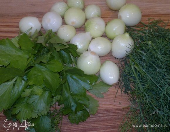 Самое сложное в приготовлении этого блюда - почистить маленький лук (хотелось-бы написать модное слово лук-шалот, но в Греции нету лука-шалот, а есть просто репчатый лук), чтобы он в процессе приготовления не *рассыпался*. Пришлось и поплакать немножко, но все уже позади.
