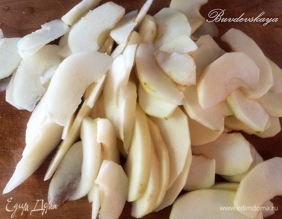 Яблоки и груши вымыть, обсушить, очистить от кожуры, удалить сердцевинки, мякоть нарезать тонкими ломтиками.