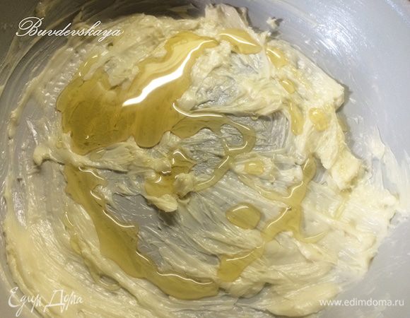 Форму для выпечки диаметром 22 см (не разъёмную) или сковороду с толстым дном и со съемной ручкой смазать сливочным маслом, добавить мёд и нагревать 2-3 минуты на плите.