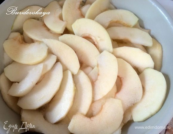  Затем снять форму с огня, выложить в медово-масляную глазурь груши и яблоки, поперчить сверху.