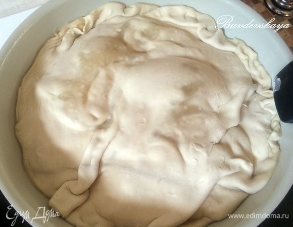 Слоеное тесто раскатать в тонкий пласт и вырезать круг чуть большего диаметра, чем размер формы. Накрыть фрукты тестом и подвернуть края внутрь формы. Выпекать тарт татен примерно 30 минут в духовке, разогретой до 180 С. Готовый тарт перевернуть на сервировочное блюдо и посыпать ломтиками голубого сыра. Сбрызнуть маслом грецкого ореха и немного поперчить. ENJOY!