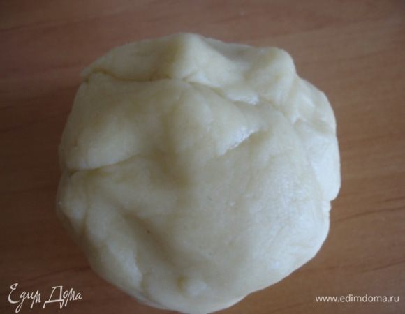 К маслу добавляем  яйцо, майонез, сахар , и соду, погашенную уксусом или лимонным соком. Перемешиваем и  и постепенно добавляем муку.  Так как я делаю все уже без измерений, мне трудно определиться с количеством муки, поэтому совет - добавляйте муки сначала грамм 300 и потом постепенно подсыпайте. Тесто получается мягким и однородным и к рукам не прилипает.  Готовое тесто в холод минут на 30. Я кладу в морозильник. 
