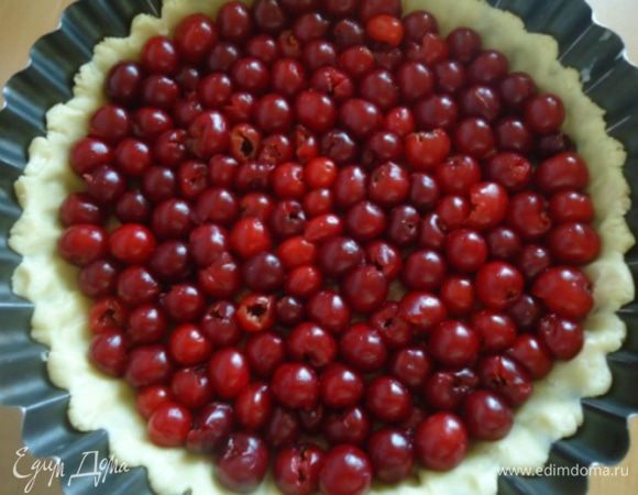 Тесто разделить на 2/3 и 1/3 части . Большую раскатываем и помещаем в форму  и делаем бортики . Укладываем вишню. Я не добавляю сахар, т.к. тесто сладкое, если вишня размороженная можно немного присыпать сверху крахмалом.  