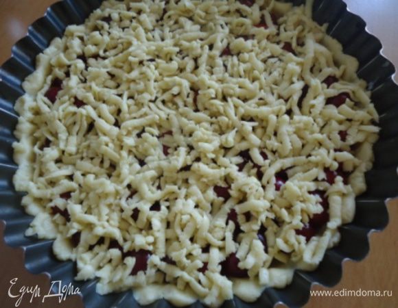 Вторую часть теста натираем на крупной терке сразу на пирог.  Ставим в духовку при 200 *  на 30-35 минут. Конечно, ориентируемся на свою духовку. 