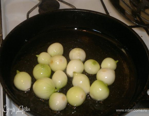 Обжариваем лук на оливковом масле (в Греции стифадо готовят на оливковом масле, но в целях экономии можно взять и подсолнечное масло).