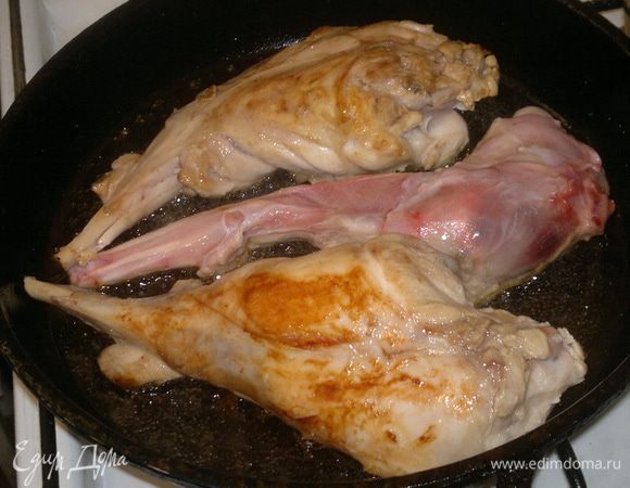 Мясо кролика порезать на порционные куски, помыть, просушить и обжарить на оливковом масле до румяной золотистой корочки.